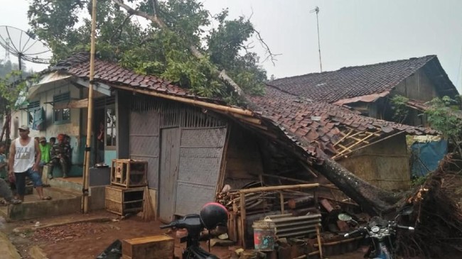 Angin puting beliung sebabkan rumah warga banyak yang rusak.